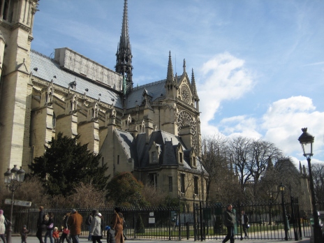 Sisi kiri Gereja Notredame 