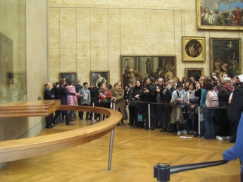 Kerumunan selalu terjadi di sekitar lukisan primadona Louvre