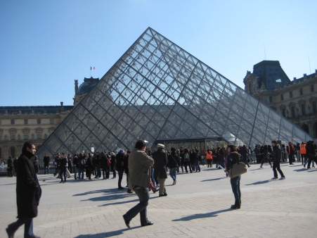 Piramida Museum Louvre